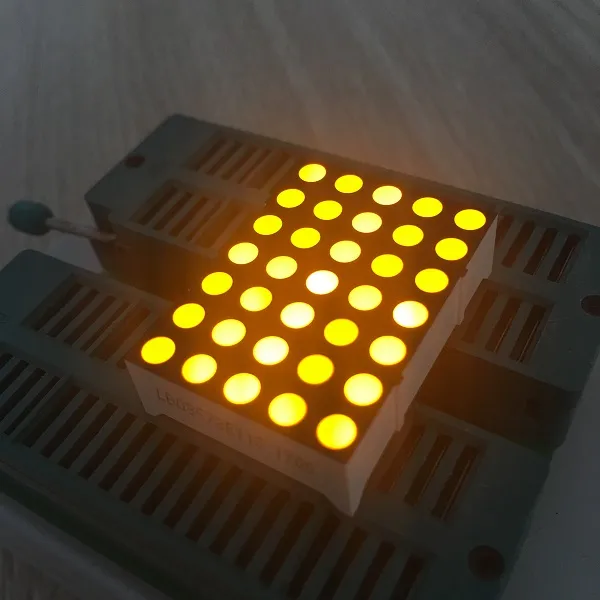 Display LED de matriz DOT de 3 mm de color amarillo súper brillante para señales móviles / tableros de mensajes 4